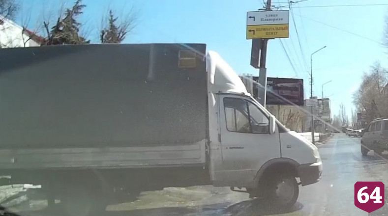 «Газель» поехала без водителя и встала в парковочный карман 