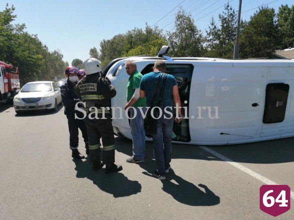 В Энгельсе после столкновения с грузовиком опрокинулся фургон