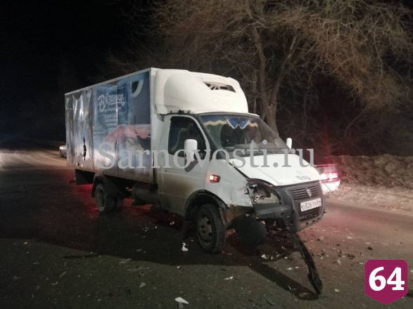 В Саратове автоледи не пропустила грузовик с сосисками и разбила голову в ДТП
