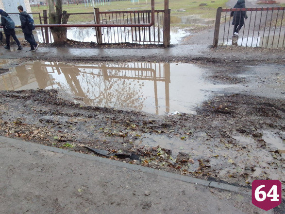 Жители Энгельса показали экстремальную дорогу к школе