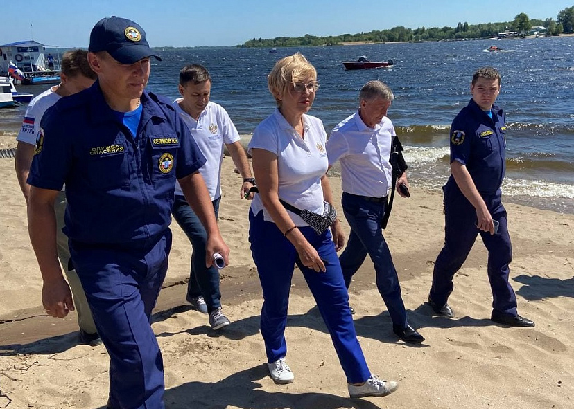 Любители купаться в Затоне убежали от проверяющих 