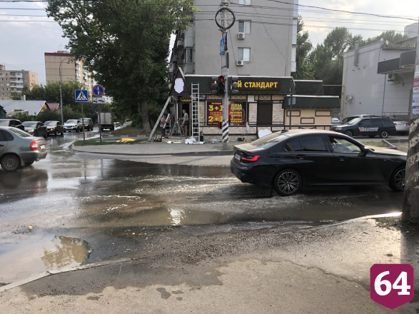 В Саратове водители молятся, чтобы не угодить в дорожную яму