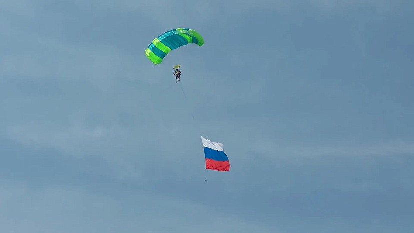 В саратовском аэроклубе будущие космонавты сдали зачетные прыжки с парашютом