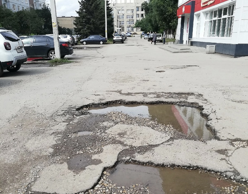 Саратовцы ищут хозяина ям около районной администрации 