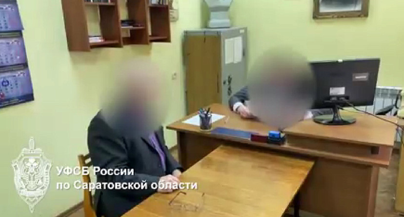 Саратовский чиновник пустил постороннего к секретным документам 
