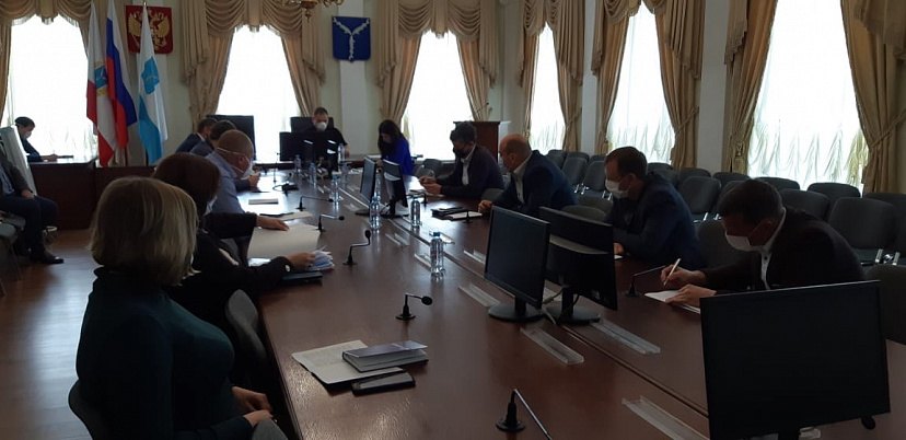 Коммунальщики пожаловались на перекрывшие доступ в подвалы УК