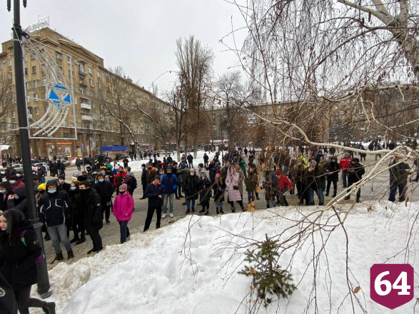 В Саратове несовершеннолетние на митинг Навального вышли за еду
