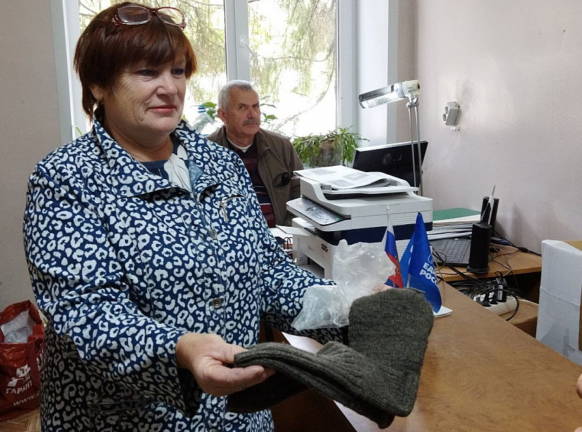 Саратовские рукодельницы вяжут носки для мобилизованных 