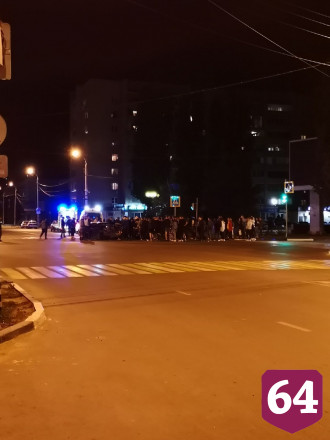 Автомобили превратились в груду металла при столкновении на перекрестке