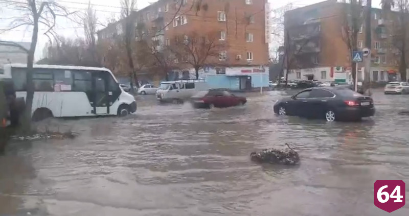 На перекрестке в Энгельсе появилась «сезонная река Амазонка»