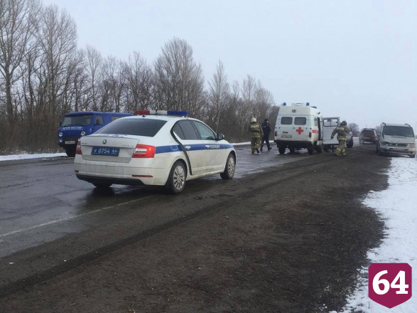 В массовой аварии под Саратовом покалечился водитель легковушки