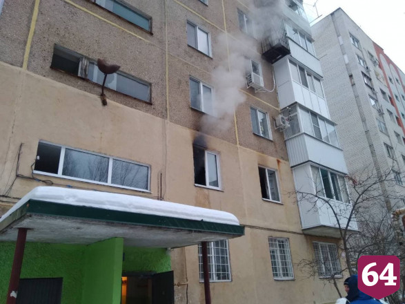 В Саратове пожарные потушили полыхающую многоэтажку