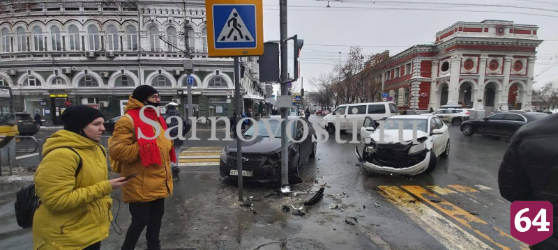 Иномарку вынесло на тротуар у Театральной площади