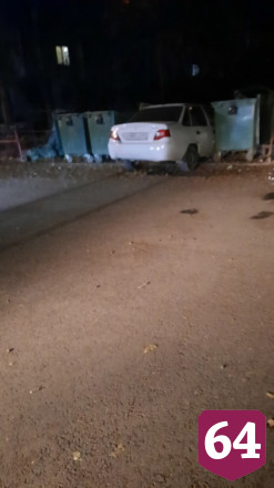 Под Саратовом водитель иномарки снес мусорные баки и сбежал