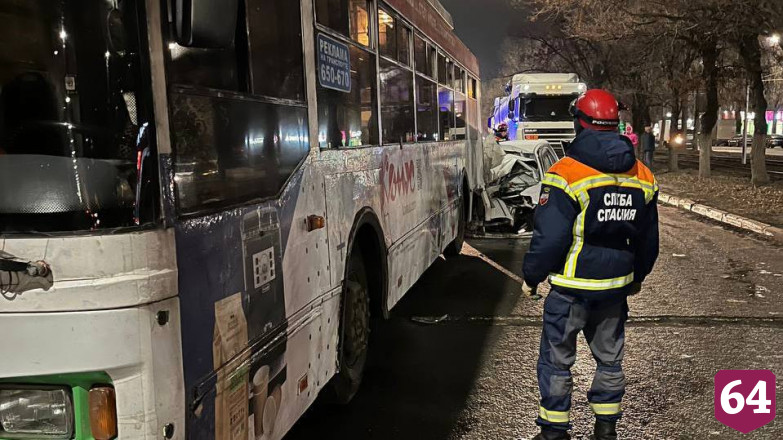 В Саратове автомобиль залетел под троллейбус