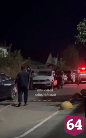 В тесном дворе Саратова пожарные тянули «рукава» к горевшей машине