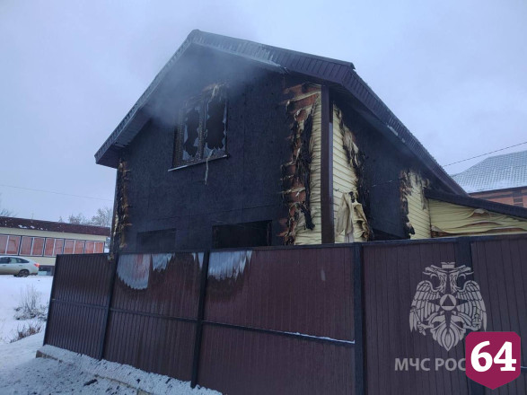 Пьяный саратовец успел выбежать из горящего дома матери