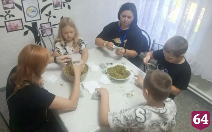 Саратовские дети фасовали липовый чай для фронта 
