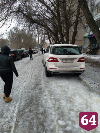 В Саратове автохам бросил Mercedes на тротуаре