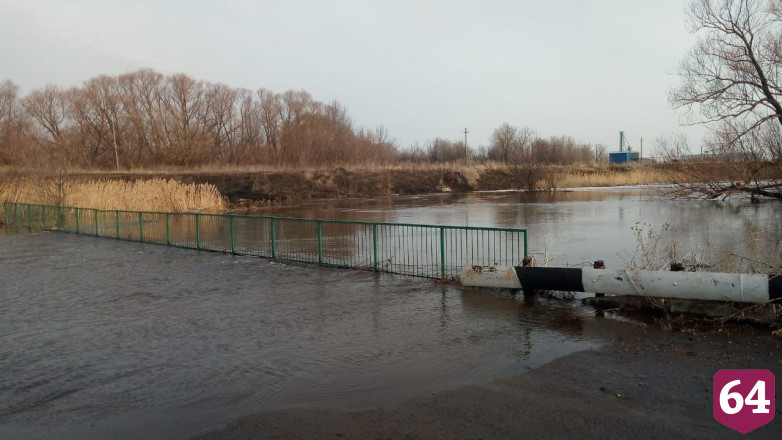 Паводковые воды затопили два моста в Саратовской области