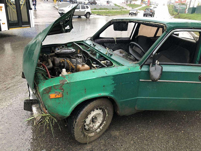 На Антонова пожилой водитель опрокинул автомобиль