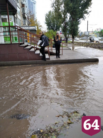Центральную улицу Энгельса затопили дождевые воды