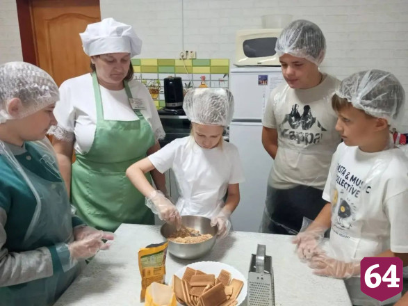 Саратовских детей научили готовить пирожное «картошку» 