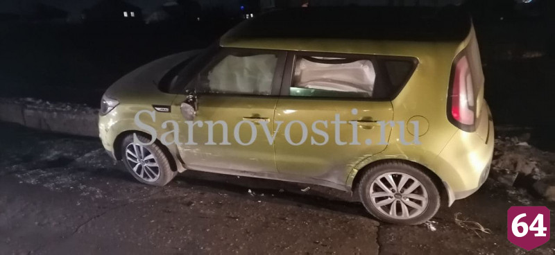 В Саратове водитель заехала на бордюр и опрокинула иномарку