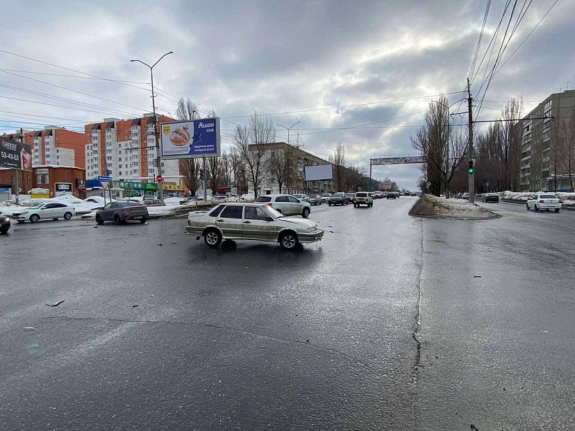 Водитель «Лады» пострадал в ДТП на проспекте Строителей