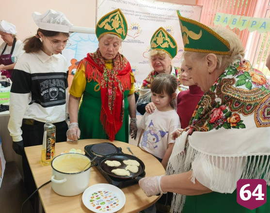 Саратовские бабушки с внуками готовили завтраки народов России