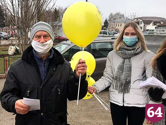 Жителям саратовского поселка дарили розы в День доброты