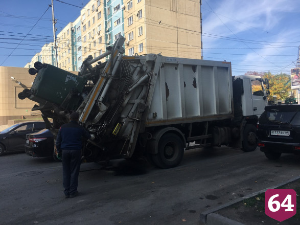 Чиновники заглянули в мусорные баки после жалоб саратовцев 