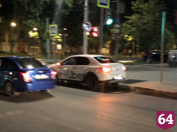Саратовцев возмутил таксист-автохам на пешеходном переходе