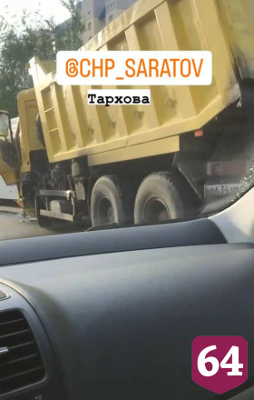 В Саратове грузовик протаранил пассажирский автобус