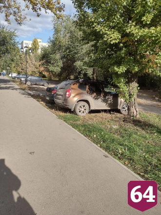 Автохамы бросают машины на газоне в Саратове