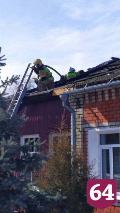 Пожарные отбивали от огня кровлю дома на Астраханской