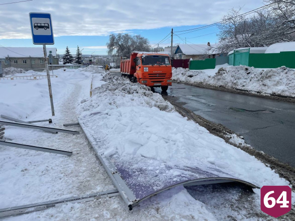 В Саратове завели уголовное дело после падения остановки на женщину 