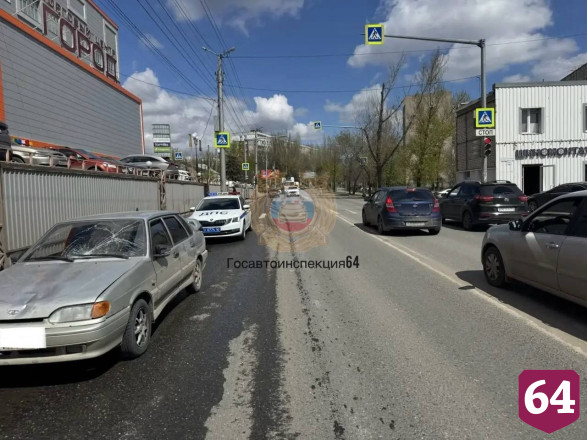 В Саратове автомобиль сбил пенсионерку и подростка