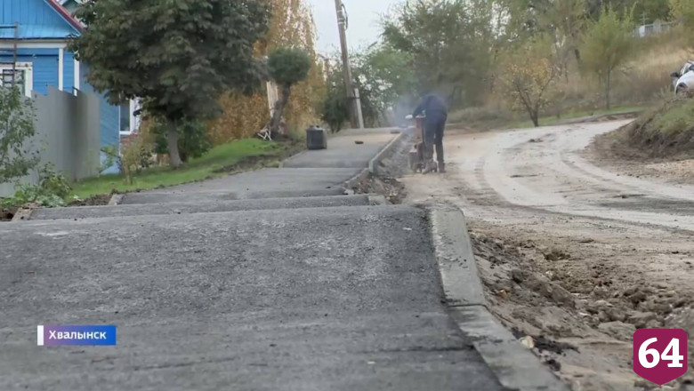 Новый тротуар под Саратовом сравнили со стиральной доской