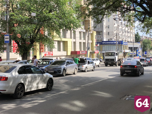 ДТП с такси спровоцировало пробку в центре Саратова