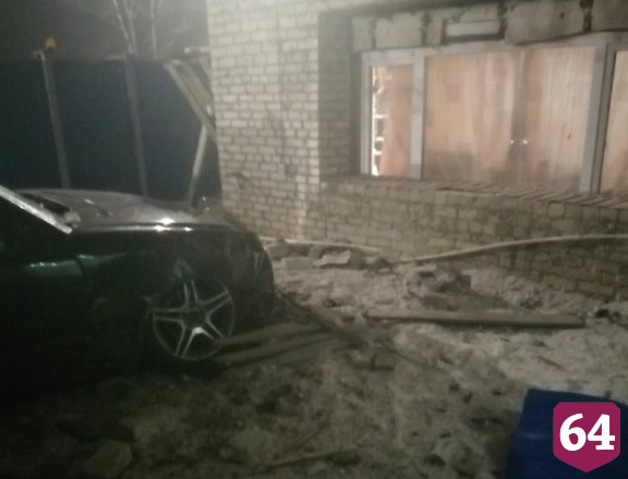 В Елшанке Mercedes снес остановку вместе с забором и въехал во двор дома 