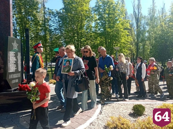 На открытии обновленного мемориала героям прогремел трехкратный залп