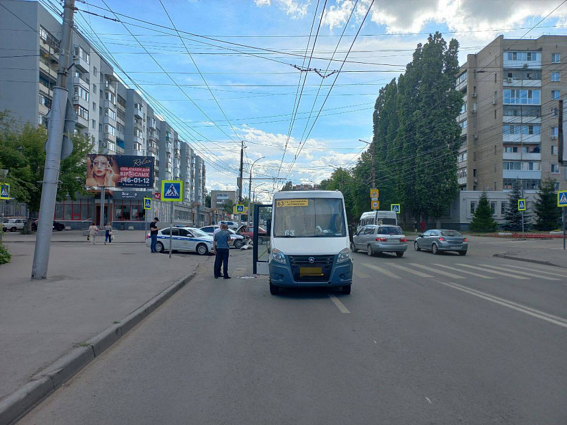 В ДТП с маршруткой на проспекте Энтузиастов пострадала женщина