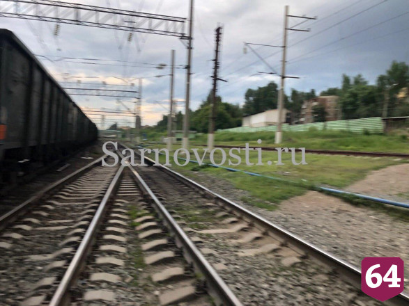В Саратове попавшему под поезд мужчине отрезало ногу