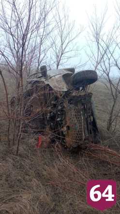 Два человека погибли в перевернувшемся под Саратовом автомобиле