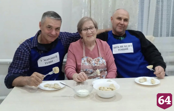 Саратовских мужчин научили лепить пельмени по тещиному рецепту
