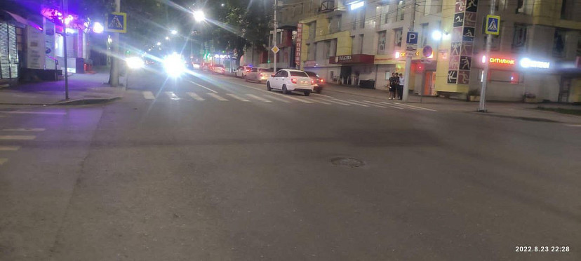 В центре Саратова «Гранта» сбила молодую женщину