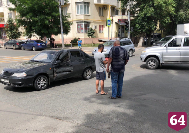 Иномарка и «Патриот» не поделили перекресток в центре Саратова