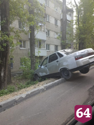 В Саратове автомобиль повис над дорогой