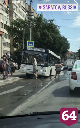 В Саратове автобус провалился в дорожную яму